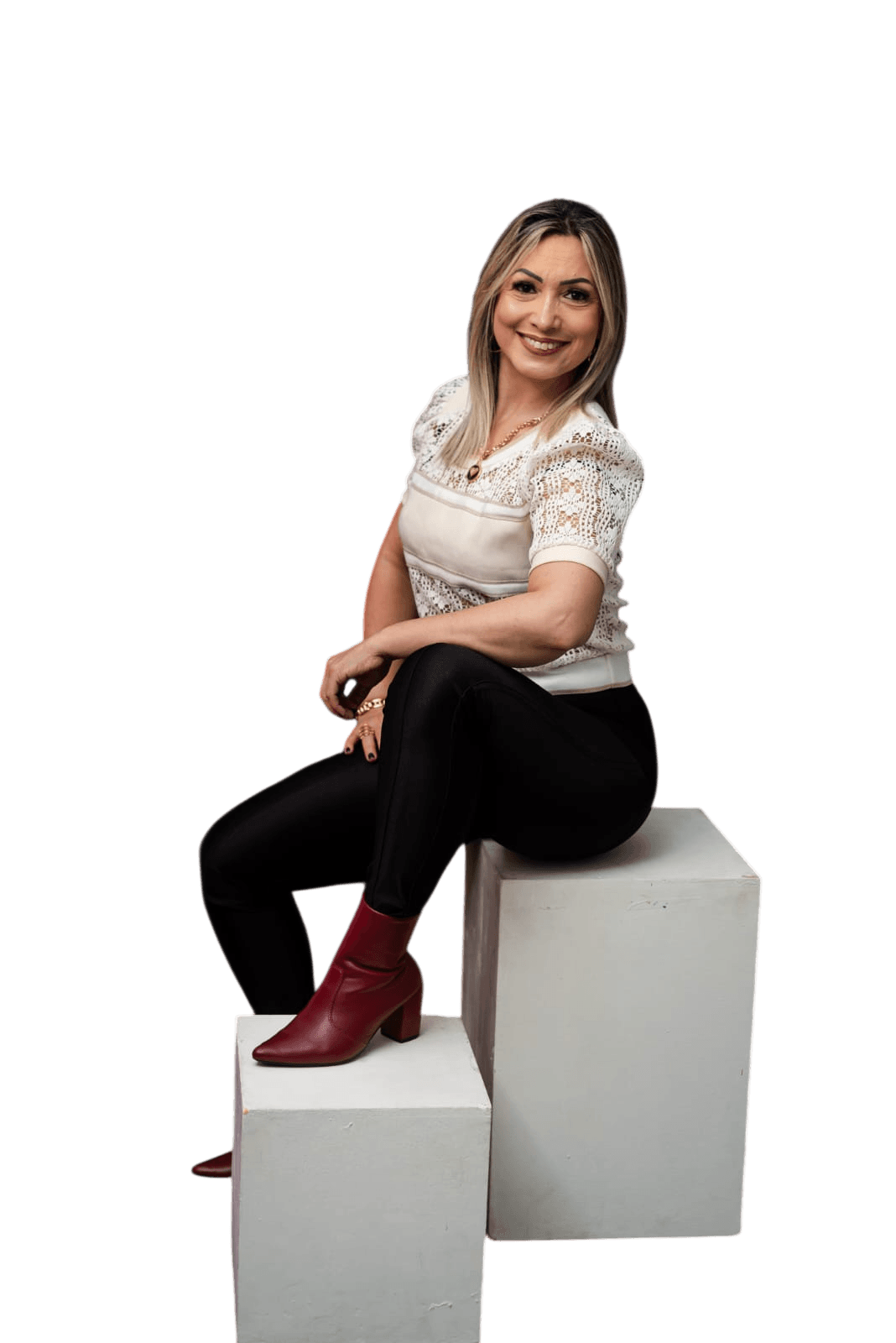 Esteticista Elaine Veloso posando no ambiente clínico